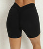 Enge Yoga-Shorts mit tiefem V-Ausschnitt und Falten an der Rückseite der Taille