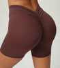 Enge Yoga-Shorts mit tiefem V-Ausschnitt und Falten an der Rückseite der Taille