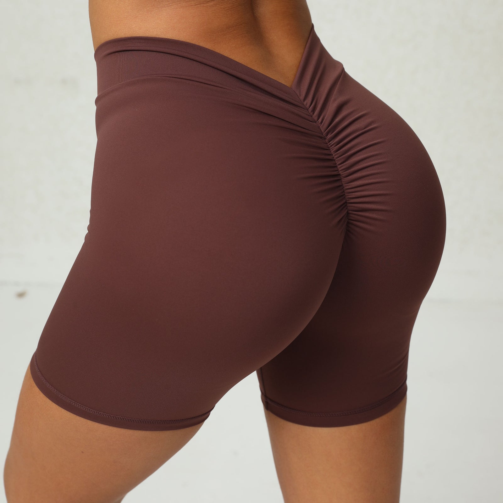 Enge Yoga-Shorts mit tiefem V-Ausschnitt und Falten an der Rückseite der Taille