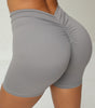 Enge Yoga-Shorts mit tiefem V-Ausschnitt und Falten an der Rückseite der Taille