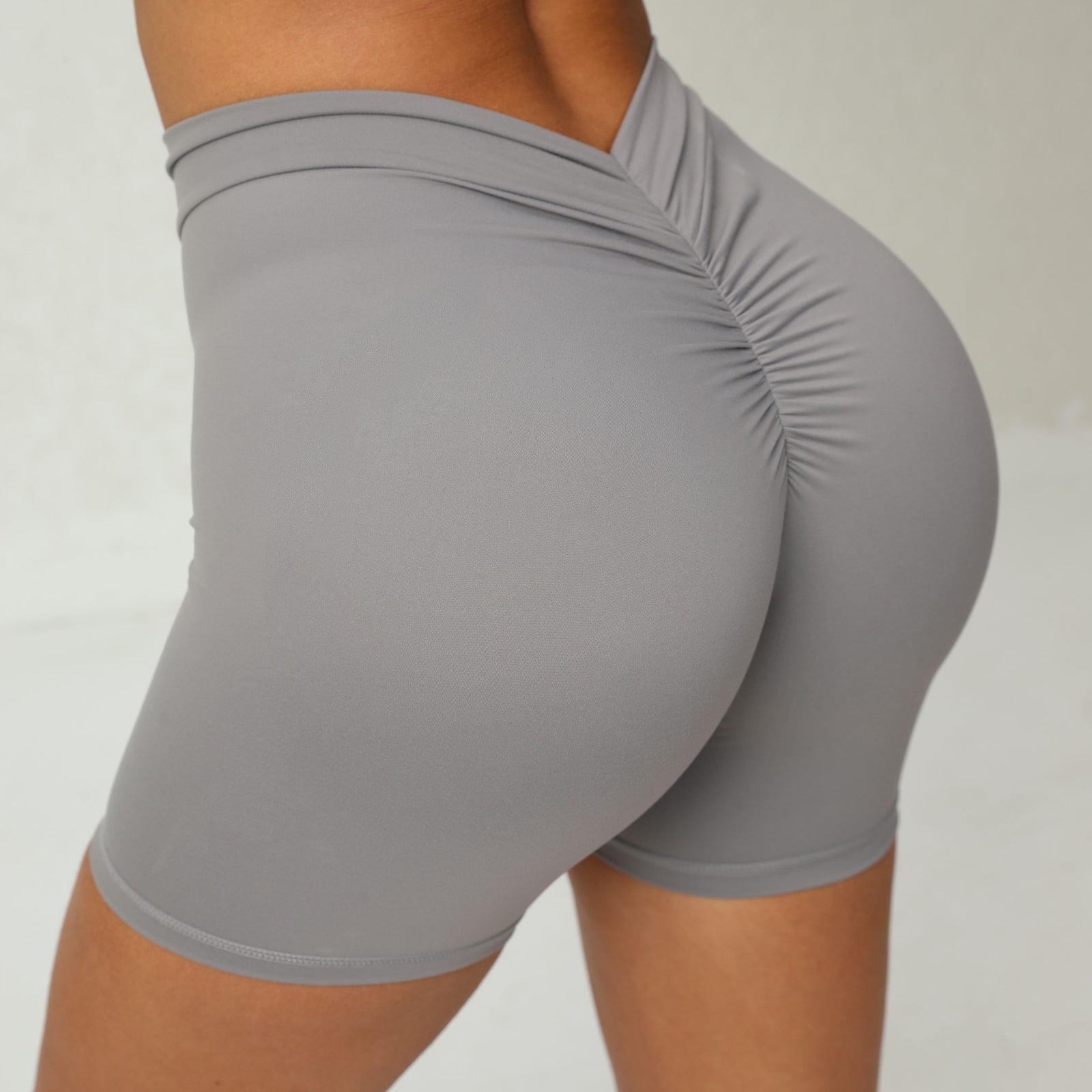 Enge Yoga-Shorts mit tiefem V-Ausschnitt und Falten an der Rückseite der Taille