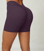 Enge Yoga-Shorts mit tiefem V-Ausschnitt und Falten an der Rückseite der Taille