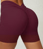 Enge Yoga-Shorts mit tiefem V-Ausschnitt und Falten an der Rückseite der Taille