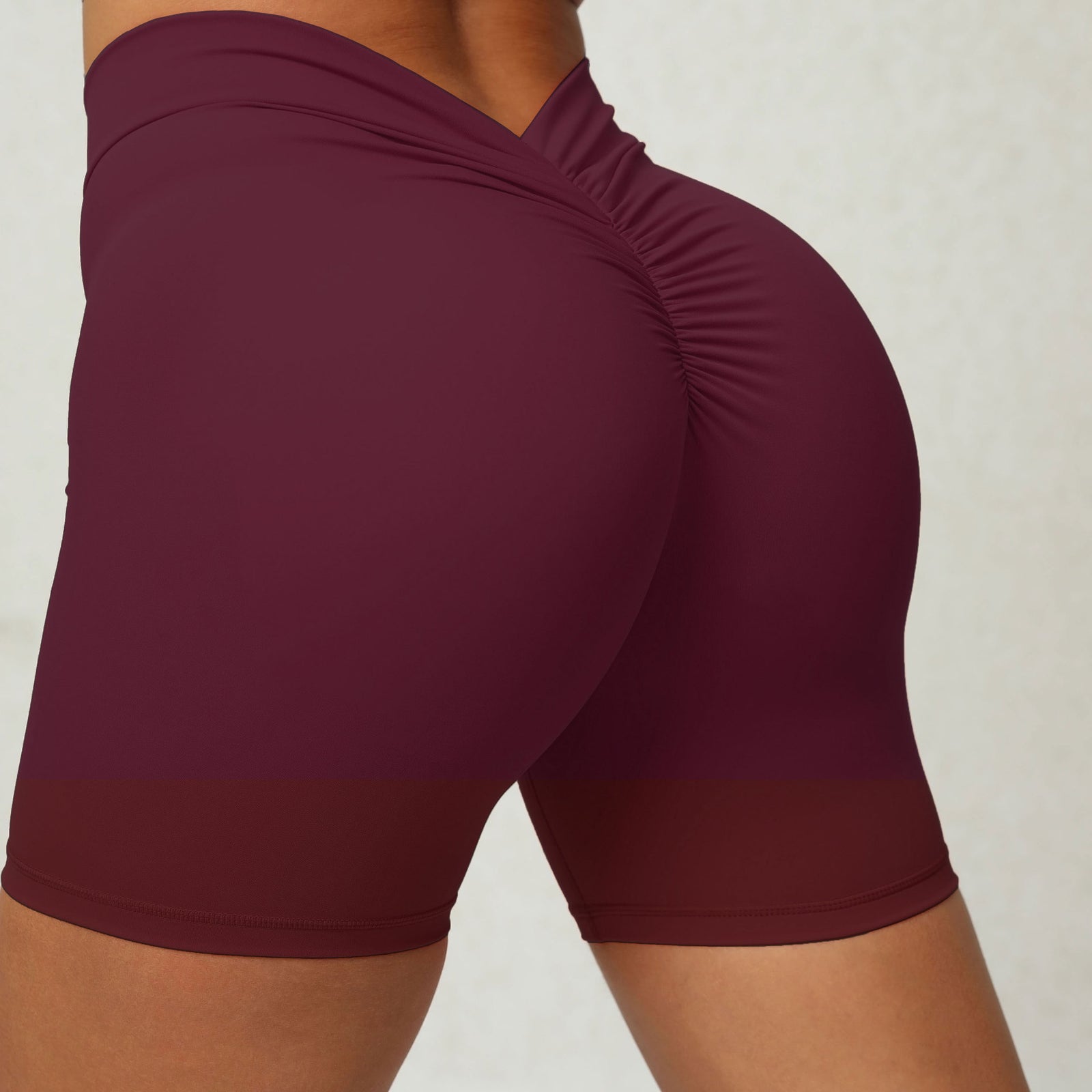 Enge Yoga-Shorts mit tiefem V-Ausschnitt und Falten an der Rückseite der Taille