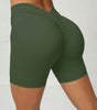 Enge Yoga-Shorts mit tiefem V-Ausschnitt und Falten an der Rückseite der Taille