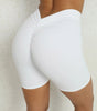 Enge Yoga-Shorts mit tiefem V-Ausschnitt und Falten an der Rückseite der Taille